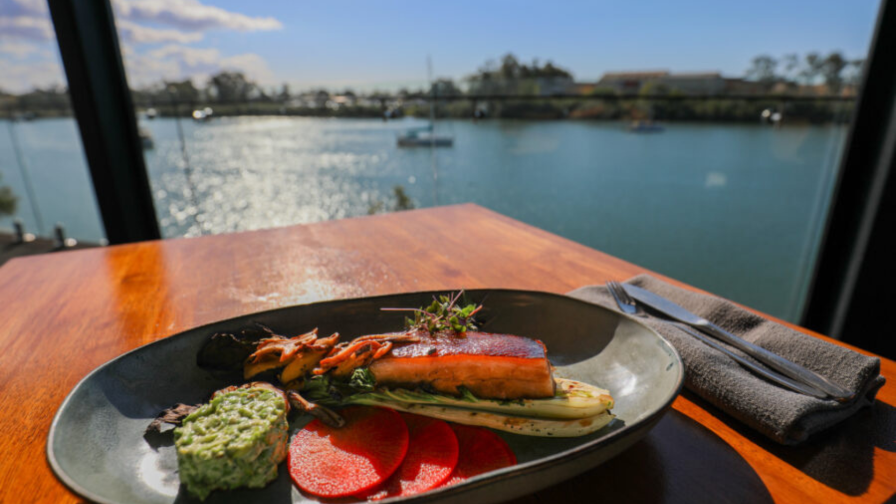 Burnett Riverside Hotel